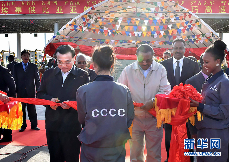 5月5日，中國國務(wù)院總理李克強(qiáng)與埃塞俄比亞總理海爾馬里亞姆共同出席亞的斯亞貝巴-阿達(dá)瑪高速公路一期竣工揭牌典禮，并為二期工程開工奠基剪彩。這是李克強(qiáng)與海爾馬里亞姆共同為亞的斯亞貝巴-阿達(dá)瑪高速公路二期工程開工剪彩。新華社記者 李濤 攝 