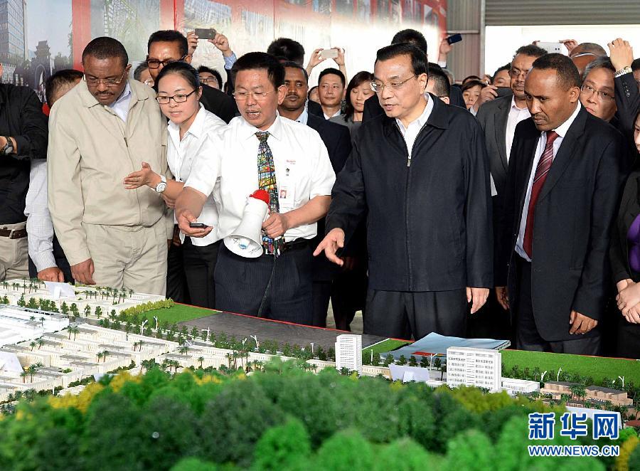  5月5日，中國國務(wù)院總理李克強(qiáng)在埃塞俄比亞總理海爾馬里亞姆陪同下參觀東方工業(yè)園。這是李克強(qiáng)與海爾馬里亞姆（左一）一起觀看工業(yè)園沙盤展示。新華社記者 李濤
