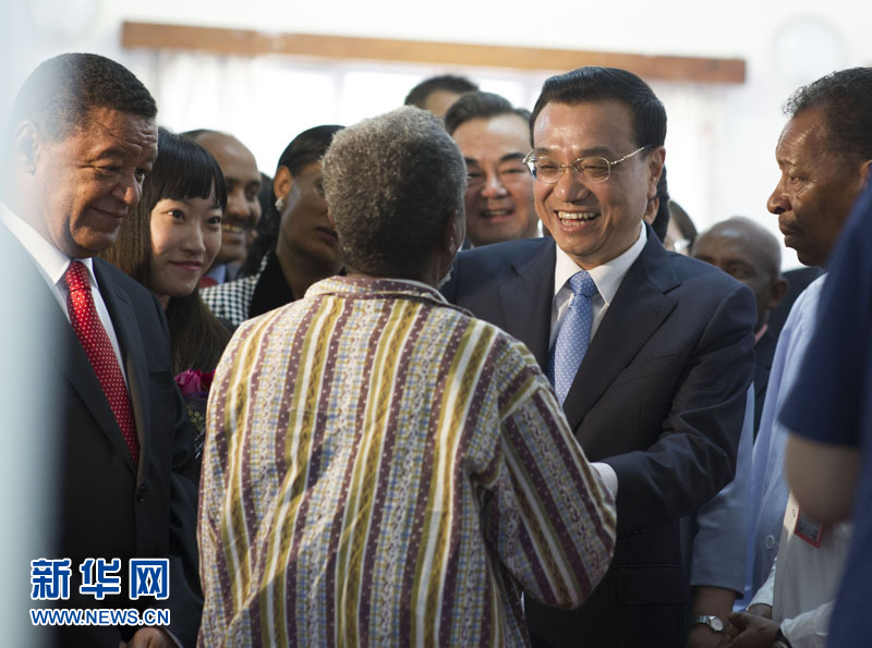 5月6日，中國國務院總理李克強與埃塞俄比亞總統(tǒng)穆拉圖一同來到亞的斯亞貝巴阿勒塔醫(yī)院，看望受益于中國免費白內障手術&ldquo;光明行&rdquo;活動的埃塞俄比亞患者。新華社記者 謝環(huán)馳 攝 