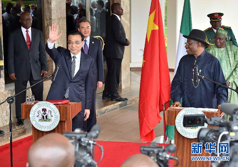 5月7日，中國(guó)國(guó)務(wù)院總理李克強(qiáng)在阿布賈與尼日利亞總統(tǒng)喬納森會(huì)談后共同會(huì)見記者，并回答記者提問。 新華社記者李濤攝 