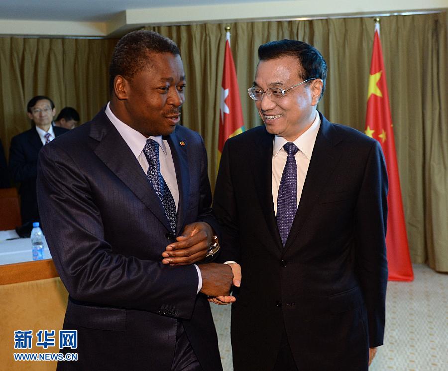 5月7日，正在尼日利亞訪問的中國國務院總理李克強在阿布賈會見出席第24屆世界經濟論壇非洲峰會全會的多哥總統(tǒng)福雷。 新華社記者 李濤 攝 