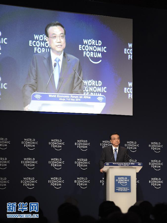 5月8日，中國國務(wù)院總理李克強(qiáng)在阿布賈出席第24屆世界經(jīng)濟(jì)論壇非洲峰會全會，發(fā)表題為《共同推動非洲發(fā)展邁上新臺階》的特別致辭。新華社記者 李學(xué)仁 攝 