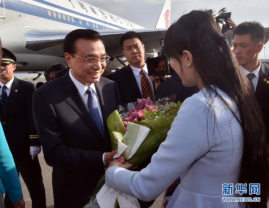 5月8日，應(yīng)安哥拉總統(tǒng)多斯桑托斯邀請(qǐng)，中國(guó)國(guó)務(wù)院總理李克強(qiáng)乘專(zhuān)機(jī)抵達(dá)羅安達(dá)二月四日國(guó)際機(jī)場(chǎng)，開(kāi)始對(duì)安哥拉進(jìn)行正式訪問(wèn)。 新華社記者李濤 攝 