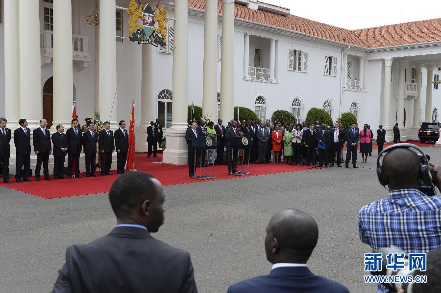  5月10日，中國國務(wù)院總理李克強在肯尼亞國家宮與肯總統(tǒng)肯雅塔舉行會談后共同會見記者。 新華社記者 李學(xué)仁 攝 