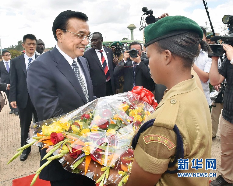 5月11日，中國(guó)國(guó)務(wù)院總理李克強(qiáng)參觀肯尼亞國(guó)家青年服務(wù)隊(duì)。這是服務(wù)隊(duì)隊(duì)員向李克強(qiáng)敬獻(xiàn)鮮花。 新華社記者 李濤 攝