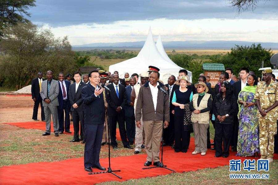 5月10日，國務(wù)院總理李克強(qiáng)與肯尼亞總統(tǒng)肯雅塔共同參觀肯尼亞內(nèi)羅畢國家公園焚燒象牙紀(jì)念地，并對中外記者發(fā)表講話。肯尼亞副總統(tǒng)魯托陪同參觀。新華社記者 李濤 攝 