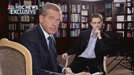 斯諾登稱，他曾作為美國(guó)中情局和國(guó)安局便衣特工在海外工作。