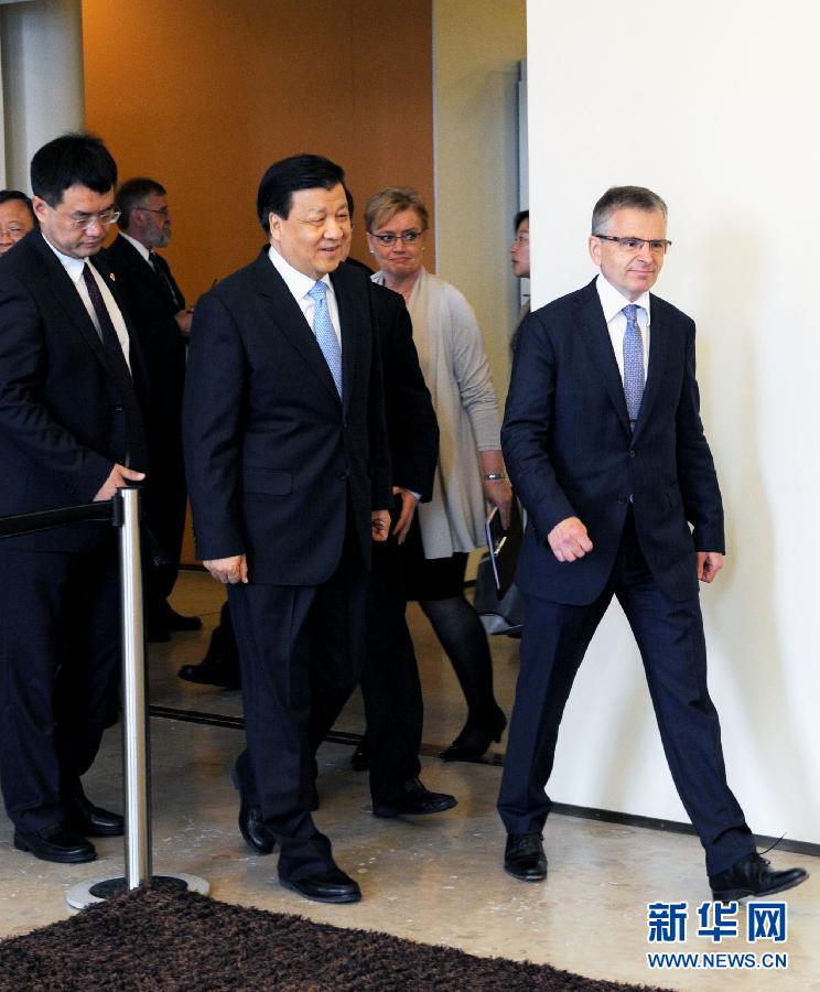 6月13日，中共中央政治局常委、中央書記處書記劉云山在赫爾辛基與赫爾辛基市長帕尤寧共同出席中芬有關(guān)文化藝術(shù)合作及交流活動的諒解備忘錄簽字儀式。新華社記者饒愛民攝