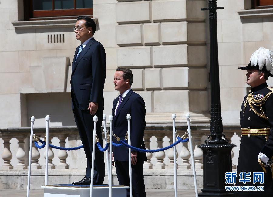 6月17日，中國國務(wù)院總理李克強(qiáng)在倫敦唐寧街10號(hào)首相府同英國首相卡梅倫舉行中英總理年度會(huì)晤。這是會(huì)晤前，卡梅倫為李克強(qiáng)舉行隆重的歡迎儀式。新華社記者 龐興雷 攝 
