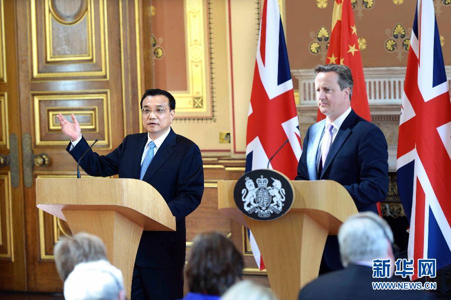 6月17日，中國(guó)國(guó)務(wù)院總理李克強(qiáng)同英國(guó)首相卡梅倫在倫敦舉行中英總理年度會(huì)晤后共同會(huì)見(jiàn)記者。新華社記者 李濤 攝  