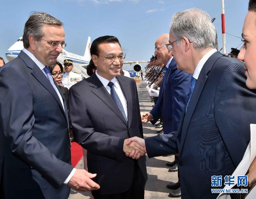 6月19日，國(guó)務(wù)院總理李克強(qiáng)乘專(zhuān)機(jī)抵達(dá)雅典國(guó)際機(jī)場(chǎng)，開(kāi)始對(duì)希臘進(jìn)行正式訪(fǎng)問(wèn)。希臘總理薩馬拉斯在機(jī)場(chǎng)為李克強(qiáng)舉行隆重的歡迎儀式。新華社記者 李濤 攝