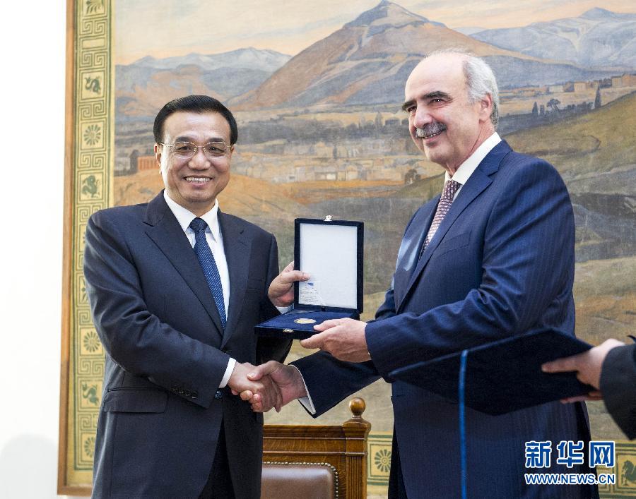 6月19日，國務(wù)院總理李克強(qiáng)在希臘議會大廈會見希臘議長米馬拉基斯。這是會見前，米馬拉基斯代表希臘議會向李克強(qiáng)授予議會金質(zhì)勛章。新華社記者 王曄 攝