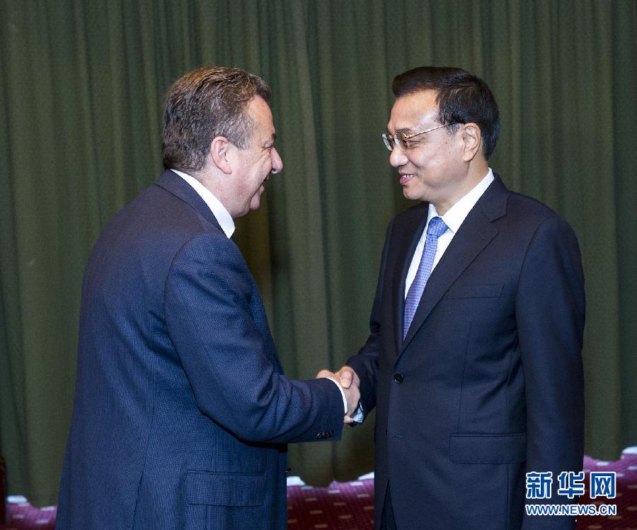 6月21日，國務(wù)院總理李克強在希臘克里特省首府伊拉克利翁會見省長阿爾納烏塔基斯。 新華社記者 王曄 攝 