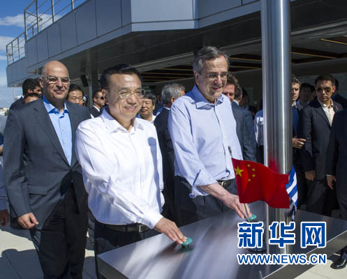 這是李克強與薩馬拉斯共同發(fā)出指令，一列滿載中國貨物的列車緩緩駛出比雷埃夫斯港，開往中東歐目的地。新華社記者 王曄 攝