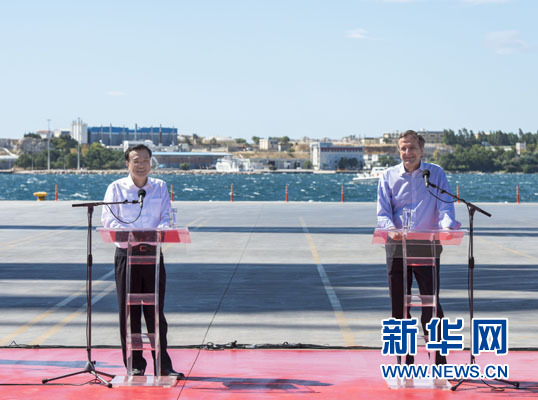 這是李克強和薩馬拉斯在3號碼頭發(fā)表講話。新華社記者 王曄 攝