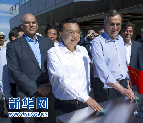 這是李克強與薩馬拉斯共同發(fā)出指令，一列滿載中國貨物的列車緩緩駛出比雷埃夫斯港，開往中東歐目的地。新華社記者 王曄 攝