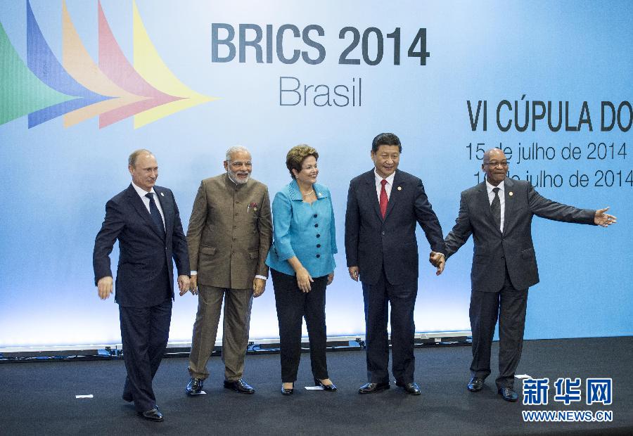 7月15日，國家主席習(xí)近平在巴西福塔萊薩出席金磚國家領(lǐng)導(dǎo)人第六次會(huì)晤。這是金磚國家領(lǐng)導(dǎo)人集體合影。 新華社記者王曄攝  