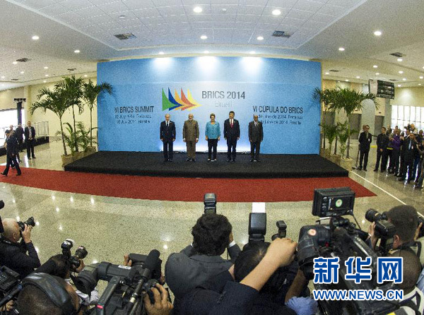 7月15日，國家主席習(xí)近平在巴西福塔萊薩出席金磚國家領(lǐng)導(dǎo)人第六次會(huì)晤。這是金磚國家領(lǐng)導(dǎo)人集體合影。 新華社記者王曄攝