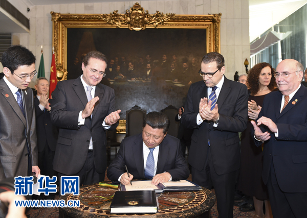 7月16日，國家主席習近平在巴西利亞會見巴西參議長卡列羅斯（前排左二）和眾議長阿爾維斯（前排右二）。這是習近平應邀為參眾兩院題詞。新華社記者 李學仁 攝 