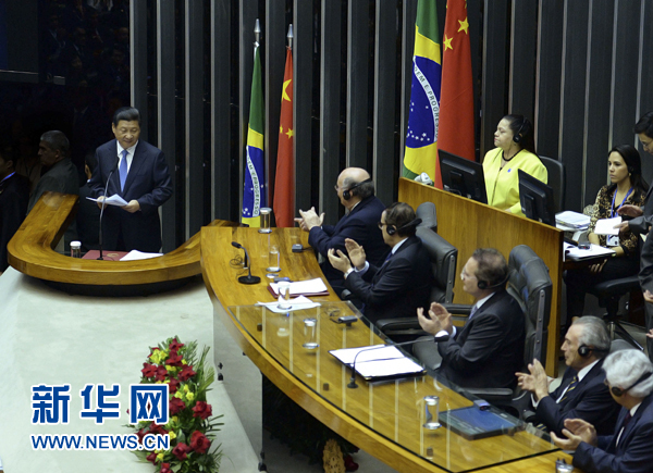 7月16日，國家主席習近平在巴西國會發(fā)表《弘揚傳統(tǒng)友好共譜合作新篇》的演講。 新華社記者 劉建生 攝