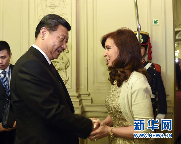當地時間7月18日，國家主席習近平在布宜諾斯艾利斯同阿根廷總統克里斯蒂娜舉行會談。這是會談開始前，克里斯蒂娜在總統府為習近平舉行隆重歡迎儀式。新華社記者 李學仁 攝