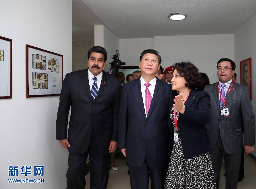當(dāng)?shù)貢r(shí)間7月21日，國(guó)家主席習(xí)近平在委內(nèi)瑞拉總統(tǒng)馬杜羅陪同下在加拉加斯參觀蒂烏娜社會(huì)住房項(xiàng)目。 新華社記者 蘭紅光 攝