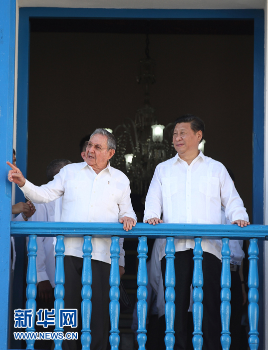 這是習(xí)近平在勞爾陪同下參觀圣地亞哥市政府時一同走上二層陽臺。1959年1月1日，菲德爾&middot;卡斯特羅就是站在這里宣布古巴革命勝利。新華社記者蘭紅光 攝 