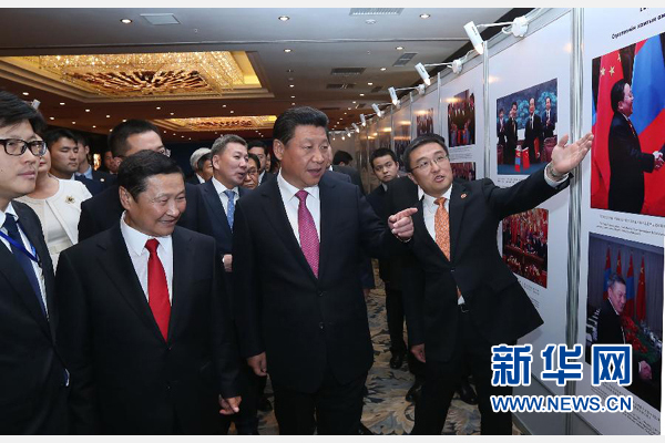 8月22日，國(guó)家主席習(xí)近平在烏蘭巴托與蒙古國(guó)總理阿勒坦呼亞格共同出席中蒙經(jīng)貿(mào)合作回顧展開(kāi)幕式。 新華社記者 龐興雷 攝 