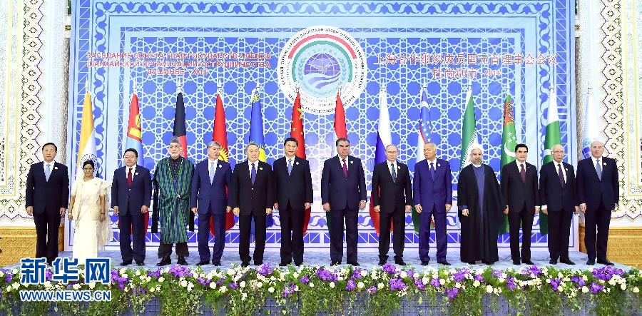 9月12日，上海合作組織成員國(guó)元首理事會(huì)第十四次會(huì)議在塔吉克斯坦首都杜尚別舉行。國(guó)家主席習(xí)近平出席會(huì)議并發(fā)表重要講話。這是與會(huì)成員國(guó)元首、觀察員國(guó)領(lǐng)導(dǎo)人或代表、主席國(guó)客人以及有關(guān)國(guó)際和地區(qū)組織代表集體合影。新華社記者李濤攝 