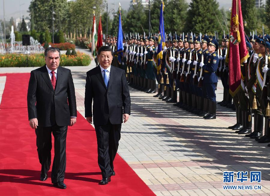 9月13日，國家主席習(xí)近平在杜尚別同塔吉克斯坦總統(tǒng)拉赫蒙舉行會談。會談前，拉赫蒙在民族宮前廣場為習(xí)近平舉行隆重的歡迎儀式。新華社記者馬占成攝 