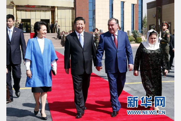 9月14日，國家主席習(xí)近平結(jié)束對塔吉克斯坦的國事訪問，乘坐專機(jī)離開杜尚別。拉赫蒙總統(tǒng)夫婦專程到機(jī)場為習(xí)近平和夫人彭麗媛送行。新華社記者 鞠鵬 攝 