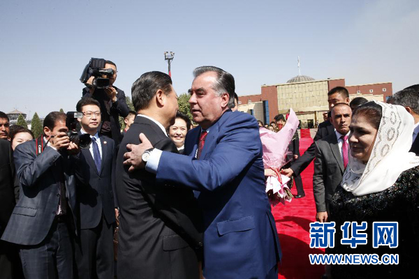 9月14日，國家主席習(xí)近平結(jié)束對塔吉克斯坦的國事訪問，乘坐專機(jī)離開杜尚別。拉赫蒙總統(tǒng)夫婦專程到機(jī)場為習(xí)近平和夫人彭麗媛送行。新華社記者 鞠鵬 攝 