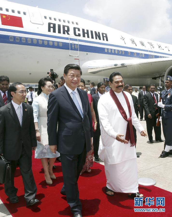 9月16日，國(guó)家主席習(xí)近平抵達(dá)科倫坡，開始對(duì)斯里蘭卡進(jìn)行國(guó)事訪問。在班達(dá)拉奈克國(guó)際機(jī)場(chǎng)，習(xí)近平和夫人彭麗媛受到拉賈帕克薩總統(tǒng)夫婦熱情迎接。新華社記者鞠鵬攝 