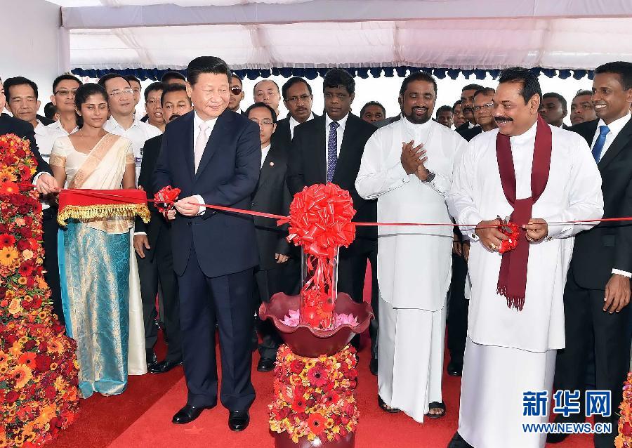 9月17日，國(guó)家主席習(xí)近平在斯里蘭卡總統(tǒng)拉賈帕克薩陪同下考察中斯港口合作項(xiàng)目。這是習(xí)近平和拉賈帕克薩為港口城開工剪彩。 新華社記者李濤 攝