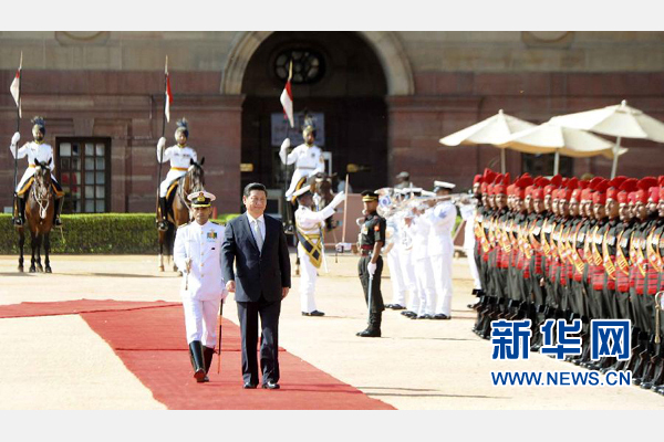 9月18日，國(guó)家主席習(xí)近平出席印度總統(tǒng)慕克吉在總統(tǒng)府舉行的隆重歡迎儀式。 新華社記者 張鐸 攝