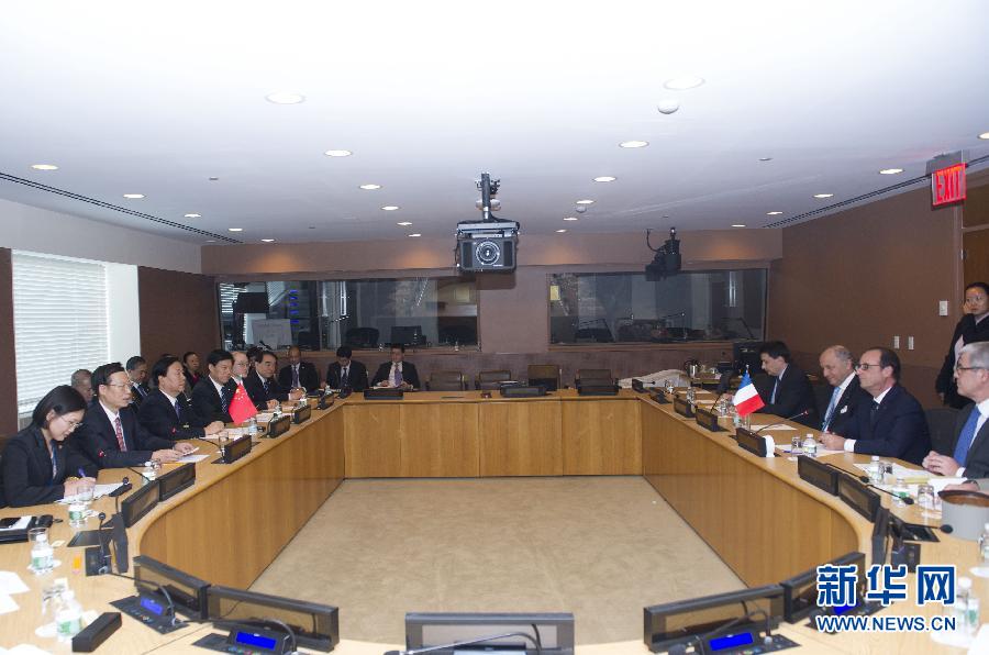 9月23日，出席聯(lián)合國(guó)氣候峰會(huì)的國(guó)家主席習(xí)近平特使、國(guó)務(wù)院副總理張高麗在紐約聯(lián)合國(guó)總部會(huì)見(jiàn)法國(guó)總統(tǒng)奧朗德。 新華社記者 王曄 攝