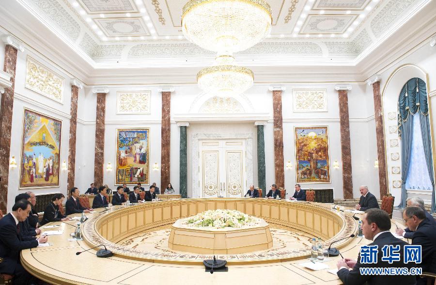 9月26日，應(yīng)邀訪問白俄羅斯的國(guó)務(wù)院副總理張高麗在明斯克會(huì)見白俄羅斯總統(tǒng)盧卡申科。新華社記者王曄攝 