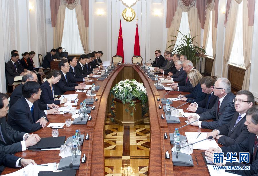  9月27日，應(yīng)邀訪問白俄羅斯的國(guó)務(wù)院副總理張高麗在明斯克同白俄羅斯總理米亞斯尼科維奇舉行會(huì)談。 新華社記者王曄攝