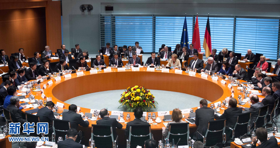 10月10日，中國國務(wù)院總理李克強(qiáng)在柏林與德國總理默克爾共同主持第三輪中德政府磋商。 新華社記者 李學(xué)仁 攝 