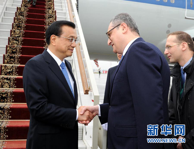 10月12日，中國國務(wù)院總理李克強(qiáng)乘專機(jī)抵達(dá)莫斯科，開始對(duì)俄羅斯進(jìn)行正式訪問并舉行中俄總理第十九次定期會(huì)晤。俄羅斯聯(lián)邦政府高級(jí)官員到機(jī)場(chǎng)迎接李克強(qiáng)總理。新華社記者 饒愛民 攝