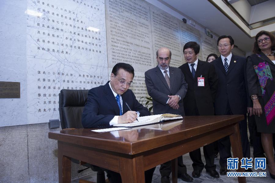 10月15日，中國國務院總理李克強在羅馬會見聯(lián)合國糧農組織總干事格拉齊亞諾。這是李克強抵達后在貴賓簿上簽字。 新華社記者 王曄 攝