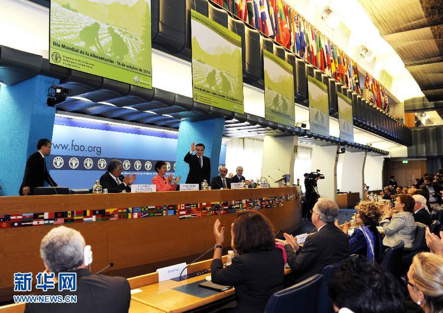 10月15日，中國國務(wù)院總理李克強在格拉齊亞諾總干事的陪同下在位于羅馬的聯(lián)合國糧農(nóng)組織總部發(fā)表演講。 新華社記者 饒愛民 攝 