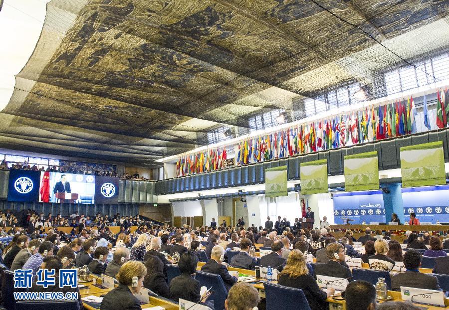 10月15日，中國國務(wù)院總理李克強在格拉齊亞諾總干事的陪同下在位于羅馬的聯(lián)合國糧農(nóng)組織總部發(fā)表演講。 新華社記者 王曄 攝 