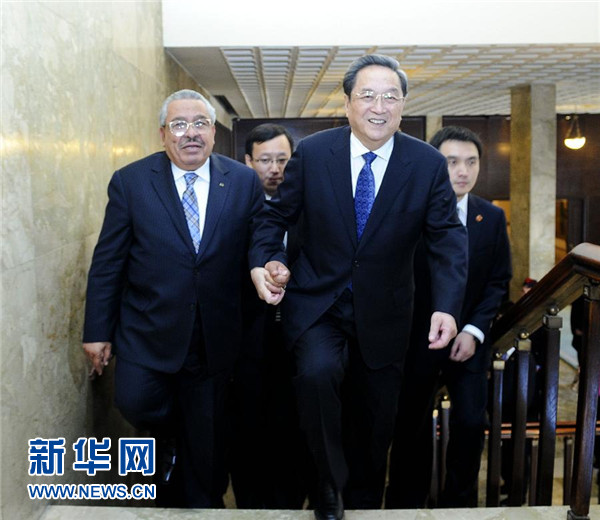 11月9日，正在約旦進(jìn)行正式友好訪問的全國政協(xié)主席俞正聲在安曼與約旦參議長拉瓦比德進(jìn)行會談。這是會談前，俞正聲與拉瓦比德攜手步入會場。新華社記者 張鐸 攝 