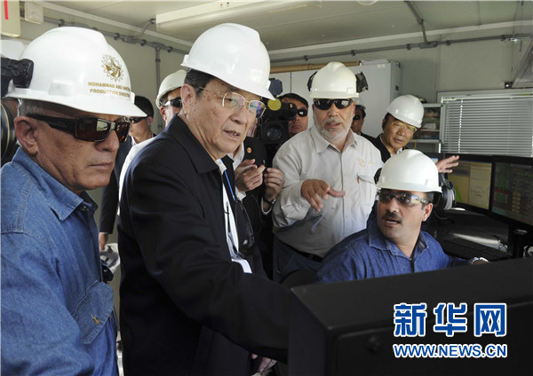 11月8日，正在約旦進(jìn)行正式友好訪問的全國政協(xié)主席俞正聲在安曼參觀阿拉伯鉀肥公司。這是俞正聲在采鹽船上仔細(xì)詢問開采情況。 新華社記者 張鐸 攝