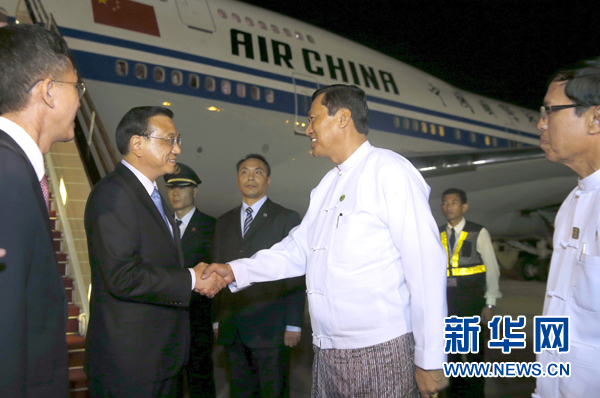 這是李克強(qiáng)在機(jī)場(chǎng)受到緬甸政府高級(jí)官員熱情迎接。新華社記者鞠鵬攝