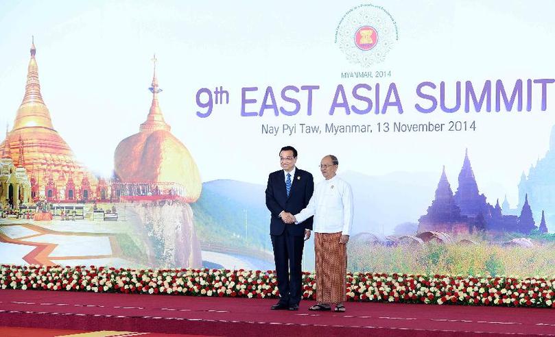 11月13日，中國國務院總理李克強在內(nèi)比都出席第九屆東亞峰會并發(fā)言。這是峰會開始前，東盟輪值主席國緬甸聯(lián)邦共和國總統(tǒng)吳登盛迎接李克強總理。新華社記者 李濤 攝 