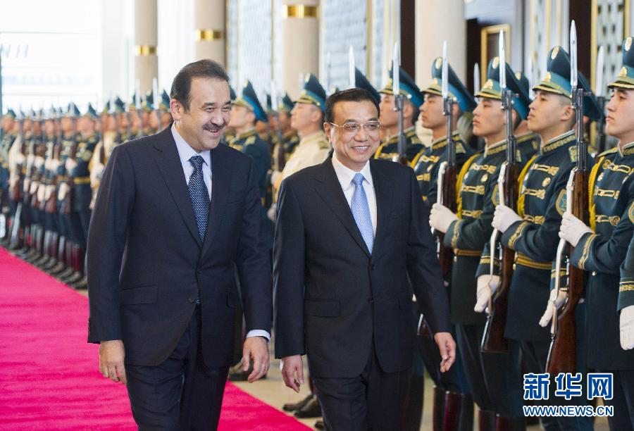 12月14日，應(yīng)哈薩克斯坦共和國(guó)總理馬西莫夫邀請(qǐng)，國(guó)務(wù)院總理李克強(qiáng)乘專(zhuān)機(jī)抵達(dá)阿斯塔納國(guó)際機(jī)場(chǎng)，開(kāi)始對(duì)哈薩克斯坦進(jìn)行正式訪問(wèn)，舉行中哈總理第二次定期會(huì)晤，并出席上海合作組織成員國(guó)政府首腦理事會(huì)第十三次會(huì)議。馬西莫夫到機(jī)場(chǎng)迎接李克強(qiáng)，并舉行隆重的歡迎儀式。新華社記者 黃敬文 攝