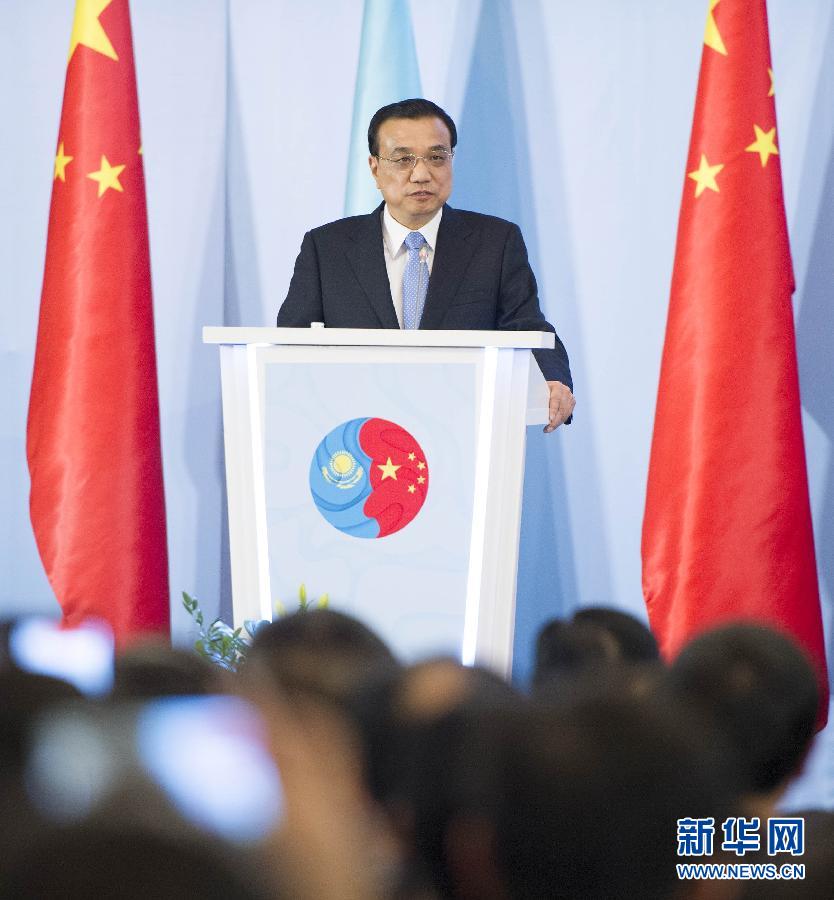  12月14日，國(guó)務(wù)院總理李克強(qiáng)在阿斯塔納同哈薩克斯坦總理馬西莫夫共同出席中哈企業(yè)家委員會(huì)第二次會(huì)議。這是李克強(qiáng)總理在會(huì)議上致辭。新華社記者 黃敬文 攝 