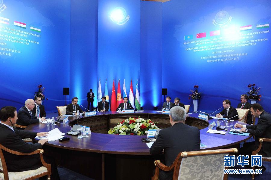 12月15日，中國國務(wù)院總理李克強(qiáng)在阿斯塔納出席上海合作組織成員國政府首腦理事會(huì)第十三次會(huì)議。 新華社記者 饒愛民 攝 
